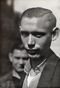 716797 Portret van een jongeman 'met een strak kapsel', vermoedelijk in de Jordaan te Amsterdam.